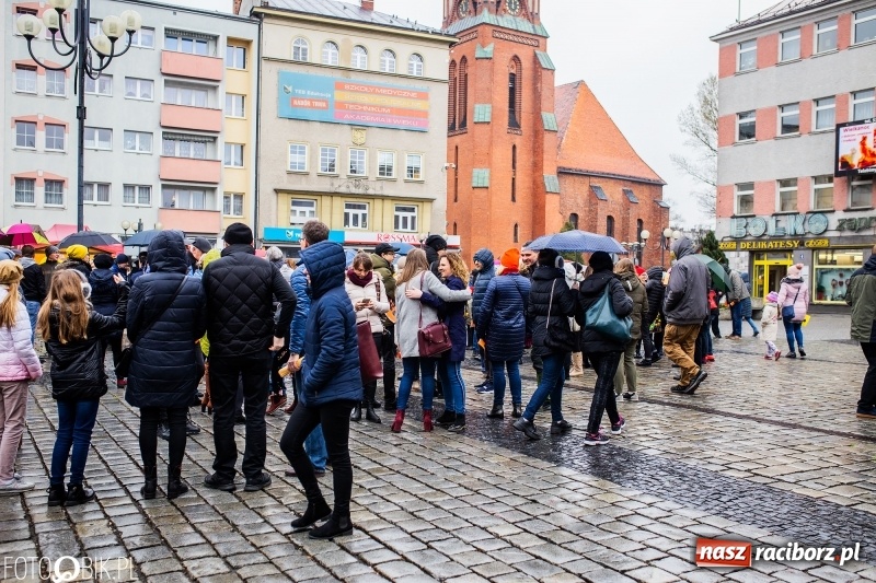 Zdjęcie w galerii na portalu naszraciborz.pl: Akcja WYKRZYKNIK! Nauczycielski PROTEST na raciborskim rynku [FOTO, WIDEO i SONDA] wiadomości z regionu