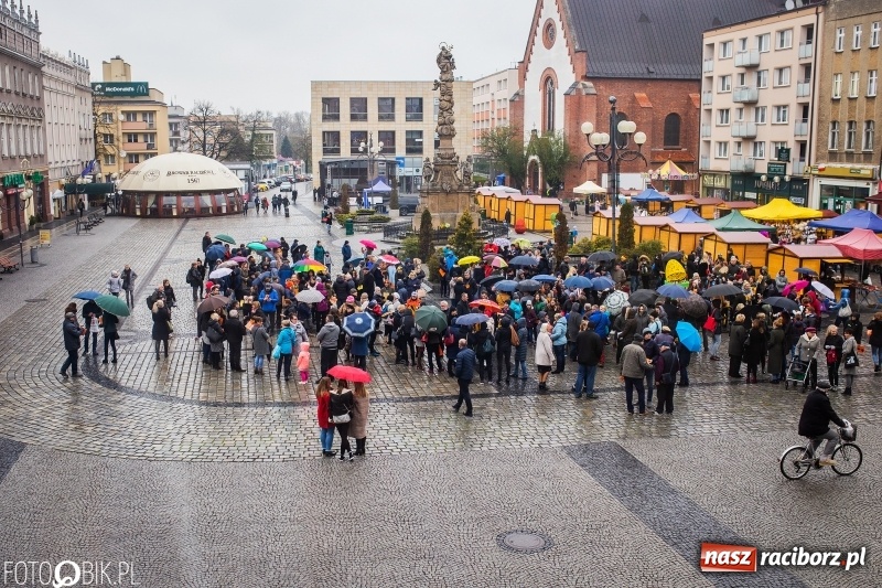 Zdjęcie w galerii na portalu naszraciborz.pl: Akcja WYKRZYKNIK! Nauczycielski PROTEST na raciborskim rynku [FOTO, WIDEO i SONDA] wiadomości z regionu