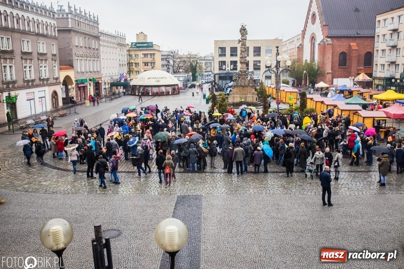 Zdjęcie w galerii na portalu naszraciborz.pl: Akcja WYKRZYKNIK! Nauczycielski PROTEST na raciborskim rynku [FOTO, WIDEO i SONDA] wiadomości z regionu