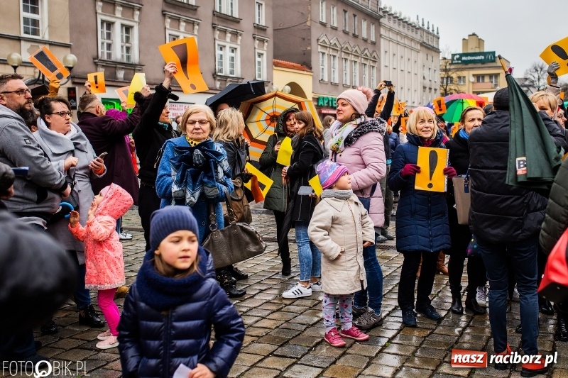 Zdjęcie w galerii na portalu naszraciborz.pl: Akcja WYKRZYKNIK! Nauczycielski PROTEST na raciborskim rynku [FOTO, WIDEO i SONDA] wiadomości z regionu
