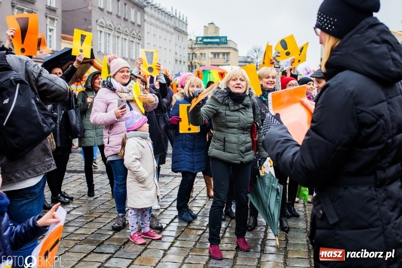 Zdjęcie w galerii na portalu naszraciborz.pl: Akcja WYKRZYKNIK! Nauczycielski PROTEST na raciborskim rynku [FOTO, WIDEO i SONDA] wiadomości z regionu