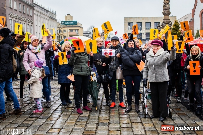 Zdjęcie w galerii na portalu naszraciborz.pl: Akcja WYKRZYKNIK! Nauczycielski PROTEST na raciborskim rynku [FOTO, WIDEO i SONDA] wiadomości z regionu
