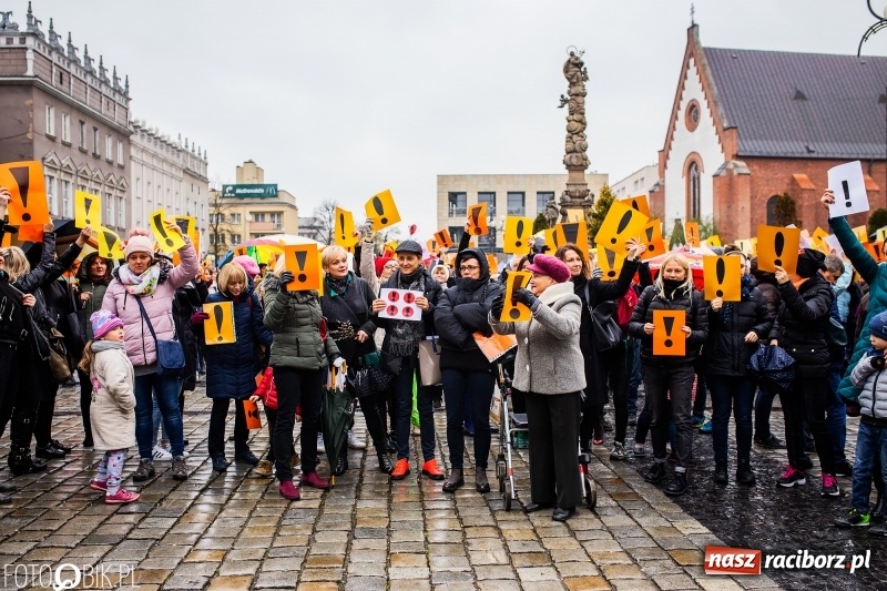 Zdjęcie w galerii na portalu naszraciborz.pl: Akcja WYKRZYKNIK! Nauczycielski PROTEST na raciborskim rynku [FOTO, WIDEO i SONDA] wiadomości z regionu