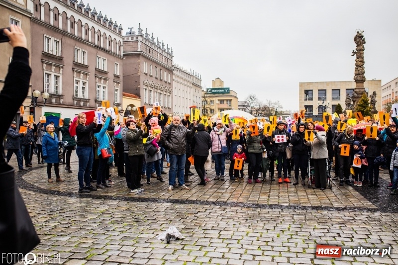 Zdjęcie w galerii na portalu naszraciborz.pl: Akcja WYKRZYKNIK! Nauczycielski PROTEST na raciborskim rynku [FOTO, WIDEO i SONDA] wiadomości z regionu