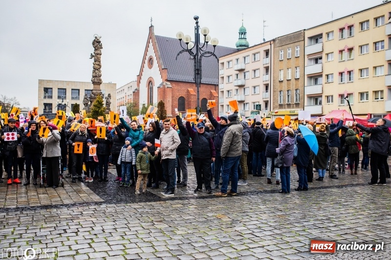 Zdjęcie w galerii na portalu naszraciborz.pl: Akcja WYKRZYKNIK! Nauczycielski PROTEST na raciborskim rynku [FOTO, WIDEO i SONDA] wiadomości z regionu