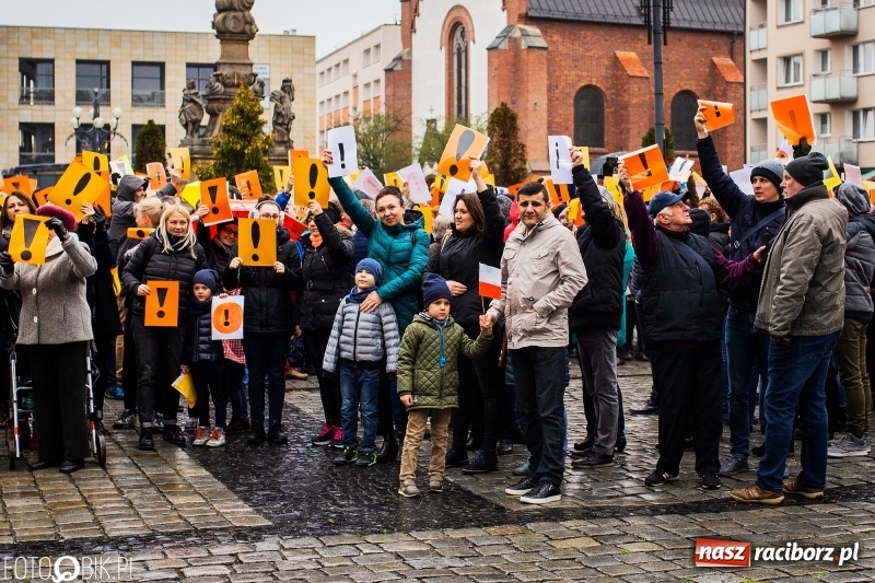 Zdjęcie w galerii na portalu naszraciborz.pl: Akcja WYKRZYKNIK! Nauczycielski PROTEST na raciborskim rynku [FOTO, WIDEO i SONDA] wiadomości z regionu