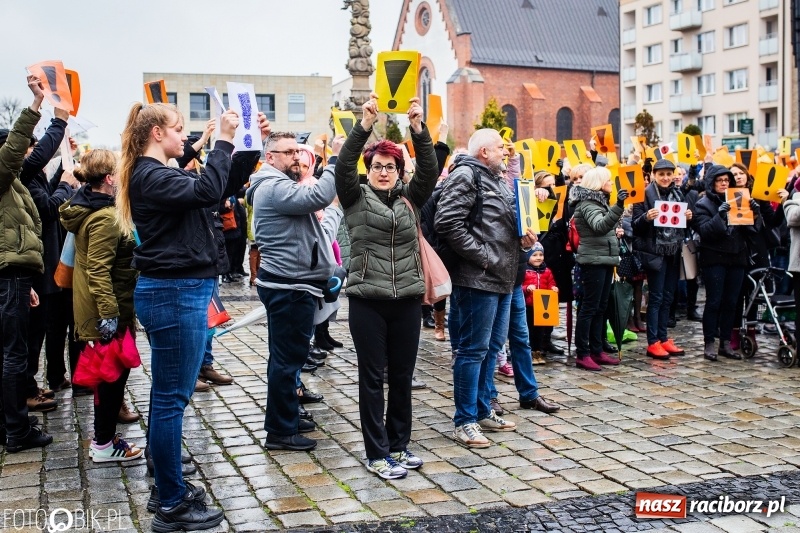 Zdjęcie w galerii na portalu naszraciborz.pl: Akcja WYKRZYKNIK! Nauczycielski PROTEST na raciborskim rynku [FOTO, WIDEO i SONDA] wiadomości z regionu
