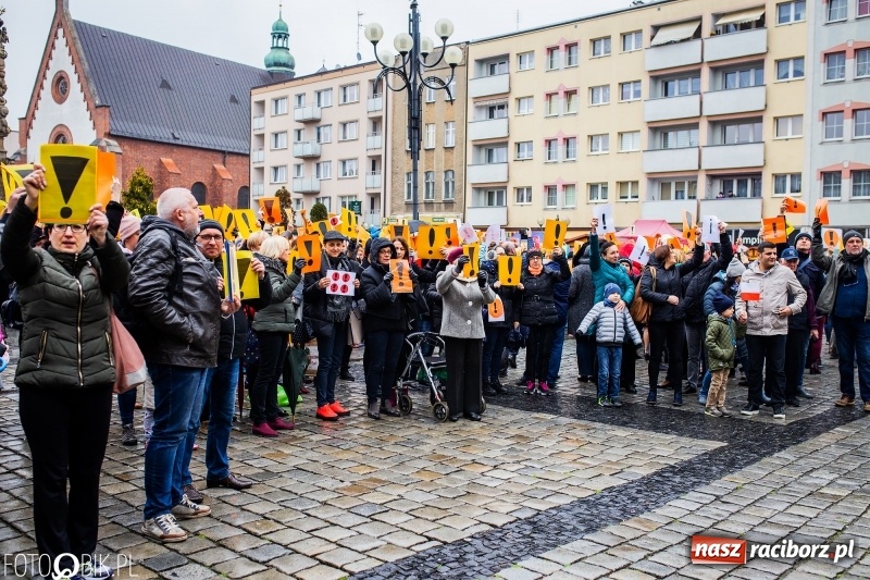 Zdjęcie w galerii na portalu naszraciborz.pl: Akcja WYKRZYKNIK! Nauczycielski PROTEST na raciborskim rynku [FOTO, WIDEO i SONDA] wiadomości z regionu