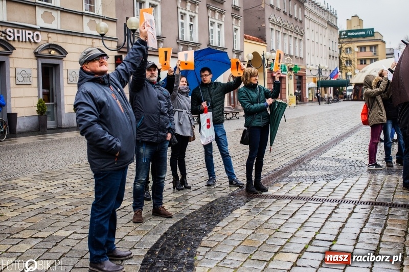 Zdjęcie w galerii na portalu naszraciborz.pl: Akcja WYKRZYKNIK! Nauczycielski PROTEST na raciborskim rynku [FOTO, WIDEO i SONDA] wiadomości z regionu