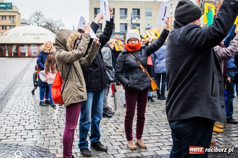Zdjęcie w galerii na portalu naszraciborz.pl: Akcja WYKRZYKNIK! Nauczycielski PROTEST na raciborskim rynku [FOTO, WIDEO i SONDA] wiadomości z regionu