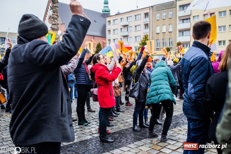 Zdjęcie w galerii na portalu naszraciborz.pl: Akcja WYKRZYKNIK! Nauczycielski PROTEST na raciborskim rynku [FOTO, WIDEO i SONDA] wiadomości z regionu