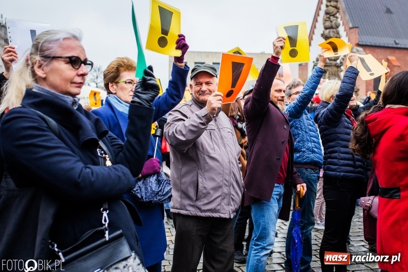 Zdjęcie w galerii na portalu naszraciborz.pl: Akcja WYKRZYKNIK! Nauczycielski PROTEST na raciborskim rynku [FOTO, WIDEO i SONDA] wiadomości z regionu