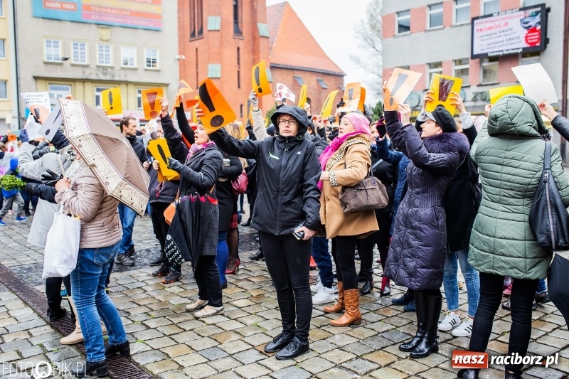 Zdjęcie w galerii na portalu naszraciborz.pl: Akcja WYKRZYKNIK! Nauczycielski PROTEST na raciborskim rynku [FOTO, WIDEO i SONDA] wiadomości z regionu