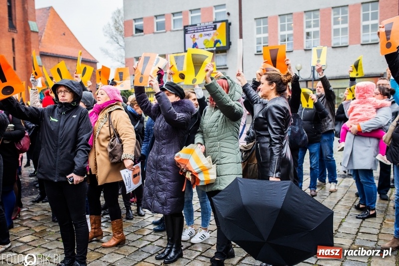 Zdjęcie w galerii na portalu naszraciborz.pl: Akcja WYKRZYKNIK! Nauczycielski PROTEST na raciborskim rynku [FOTO, WIDEO i SONDA] wiadomości z regionu