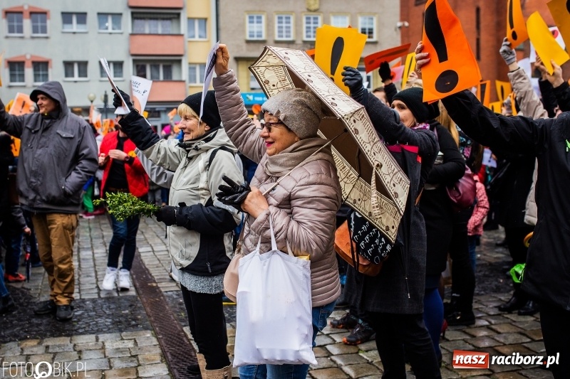 Zdjęcie w galerii na portalu naszraciborz.pl: Akcja WYKRZYKNIK! Nauczycielski PROTEST na raciborskim rynku [FOTO, WIDEO i SONDA] wiadomości z regionu