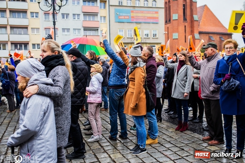 Zdjęcie w galerii na portalu naszraciborz.pl: Akcja WYKRZYKNIK! Nauczycielski PROTEST na raciborskim rynku [FOTO, WIDEO i SONDA] wiadomości z regionu
