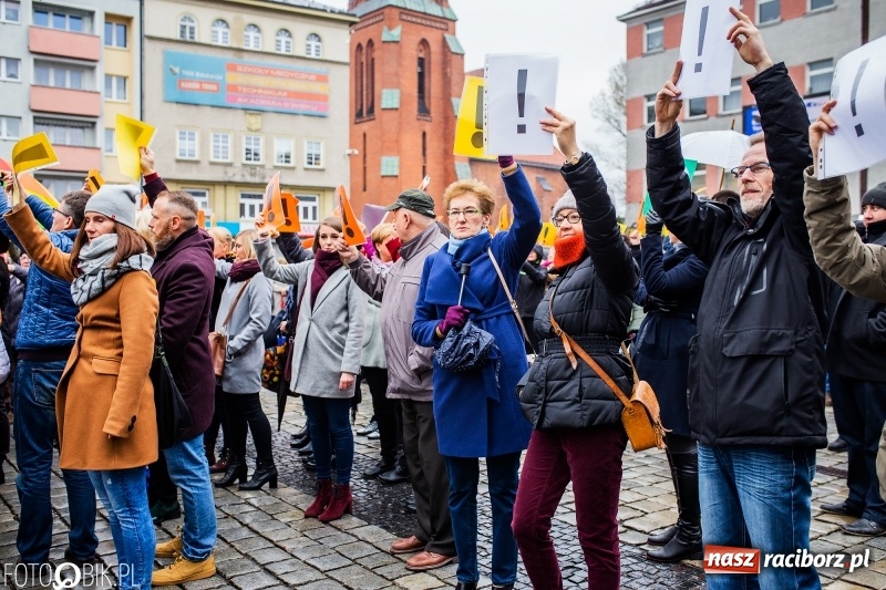 Zdjęcie w galerii na portalu naszraciborz.pl: Akcja WYKRZYKNIK! Nauczycielski PROTEST na raciborskim rynku [FOTO, WIDEO i SONDA] wiadomości z regionu