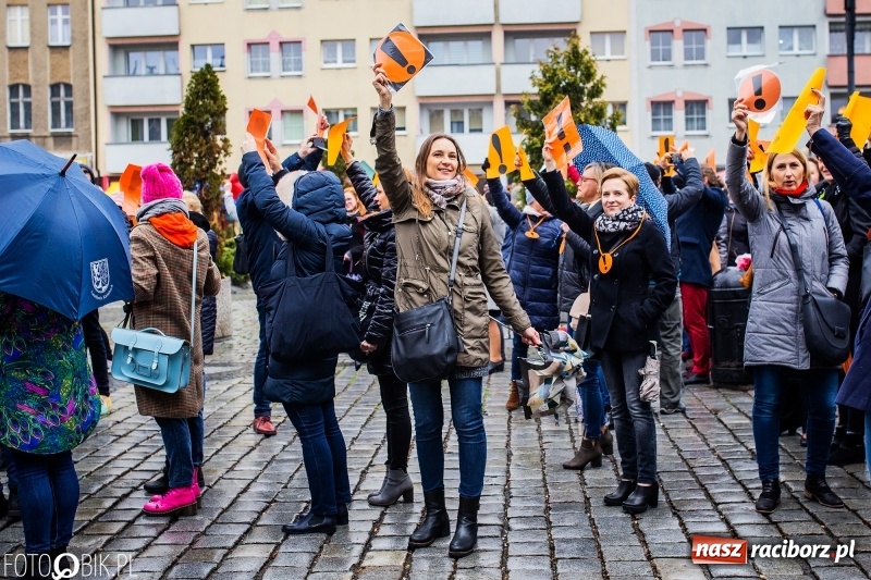 Zdjęcie w galerii na portalu naszraciborz.pl: Akcja WYKRZYKNIK! Nauczycielski PROTEST na raciborskim rynku [FOTO, WIDEO i SONDA] wiadomości z regionu