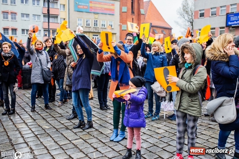 Zdjęcie w galerii na portalu naszraciborz.pl: Akcja WYKRZYKNIK! Nauczycielski PROTEST na raciborskim rynku [FOTO, WIDEO i SONDA] wiadomości z regionu