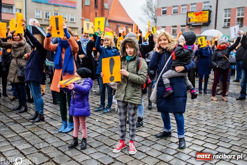 Zdjęcie w galerii na portalu naszraciborz.pl: Akcja WYKRZYKNIK! Nauczycielski PROTEST na raciborskim rynku [FOTO, WIDEO i SONDA] wiadomości z regionu