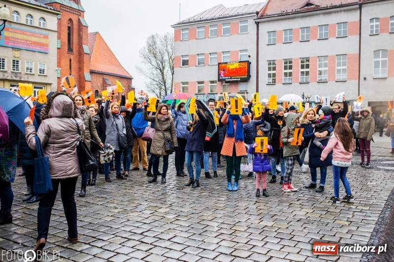 Zdjęcie w galerii na portalu naszraciborz.pl: Akcja WYKRZYKNIK! Nauczycielski PROTEST na raciborskim rynku [FOTO, WIDEO i SONDA] wiadomości z regionu