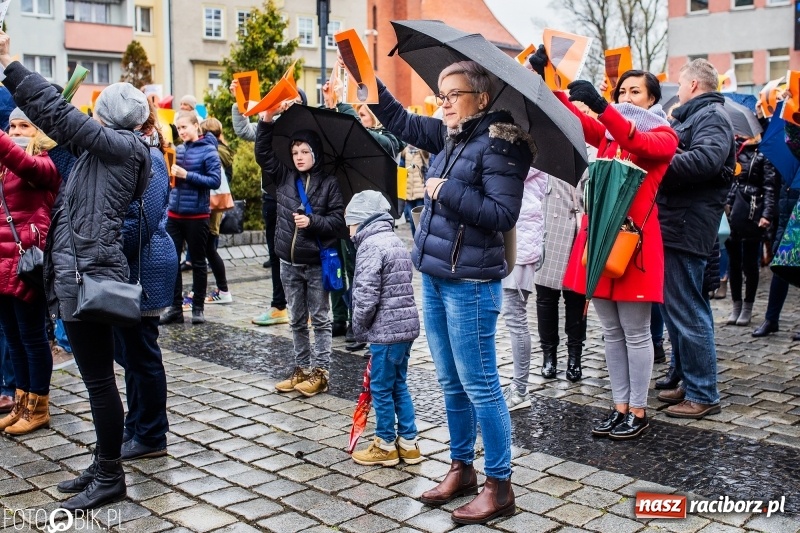 Zdjęcie w galerii na portalu naszraciborz.pl: Akcja WYKRZYKNIK! Nauczycielski PROTEST na raciborskim rynku [FOTO, WIDEO i SONDA] wiadomości z regionu