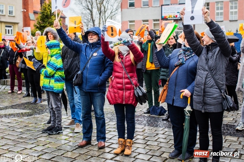 Zdjęcie w galerii na portalu naszraciborz.pl: Akcja WYKRZYKNIK! Nauczycielski PROTEST na raciborskim rynku [FOTO, WIDEO i SONDA] wiadomości z regionu