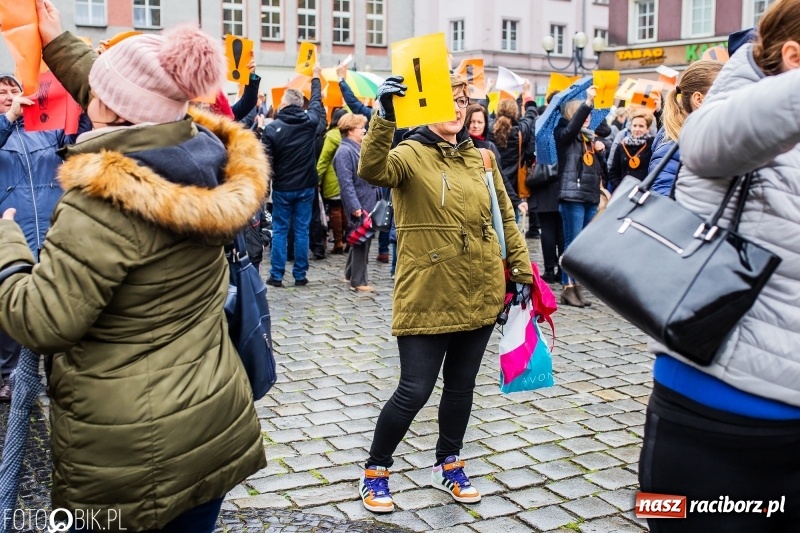 Zdjęcie w galerii na portalu naszraciborz.pl: Akcja WYKRZYKNIK! Nauczycielski PROTEST na raciborskim rynku [FOTO, WIDEO i SONDA] wiadomości z regionu