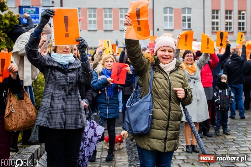 Zdjęcie w galerii na portalu naszraciborz.pl: Akcja WYKRZYKNIK! Nauczycielski PROTEST na raciborskim rynku [FOTO, WIDEO i SONDA] wiadomości z regionu