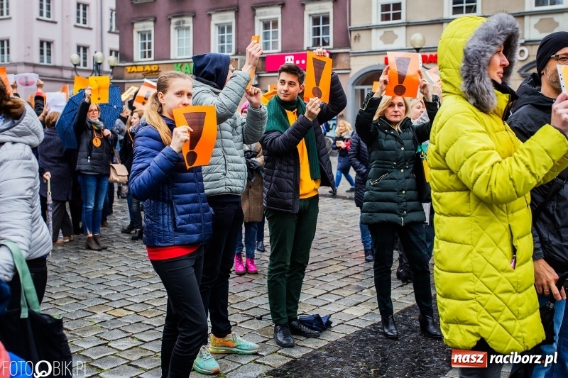 Zdjęcie w galerii na portalu naszraciborz.pl: Akcja WYKRZYKNIK! Nauczycielski PROTEST na raciborskim rynku [FOTO, WIDEO i SONDA] wiadomości z regionu