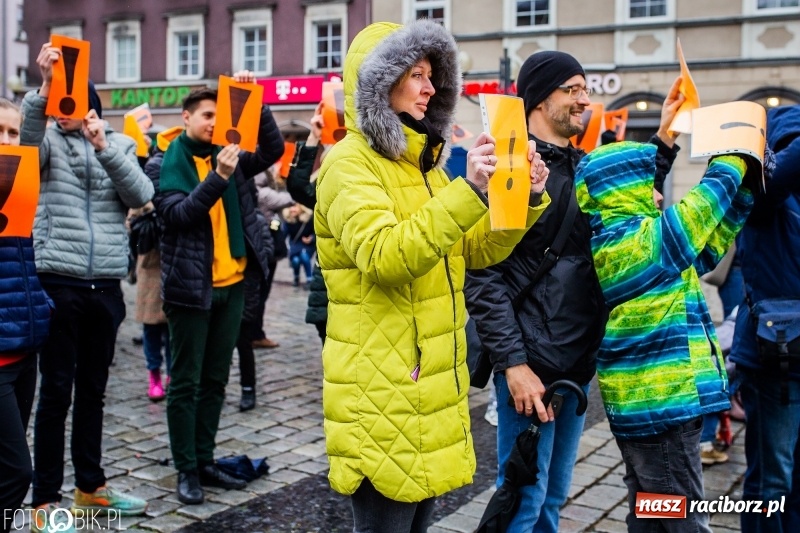 Zdjęcie w galerii na portalu naszraciborz.pl: Akcja WYKRZYKNIK! Nauczycielski PROTEST na raciborskim rynku [FOTO, WIDEO i SONDA] wiadomości z regionu