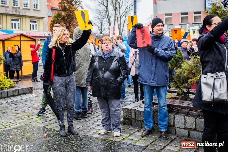 Zdjęcie w galerii na portalu naszraciborz.pl: Akcja WYKRZYKNIK! Nauczycielski PROTEST na raciborskim rynku [FOTO, WIDEO i SONDA] wiadomości z regionu