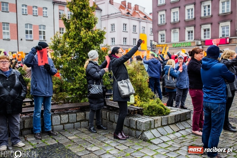 Zdjęcie w galerii na portalu naszraciborz.pl: Akcja WYKRZYKNIK! Nauczycielski PROTEST na raciborskim rynku [FOTO, WIDEO i SONDA] wiadomości z regionu