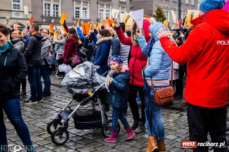 Zdjęcie w galerii na portalu naszraciborz.pl: Akcja WYKRZYKNIK! Nauczycielski PROTEST na raciborskim rynku [FOTO, WIDEO i SONDA] wiadomości z regionu
