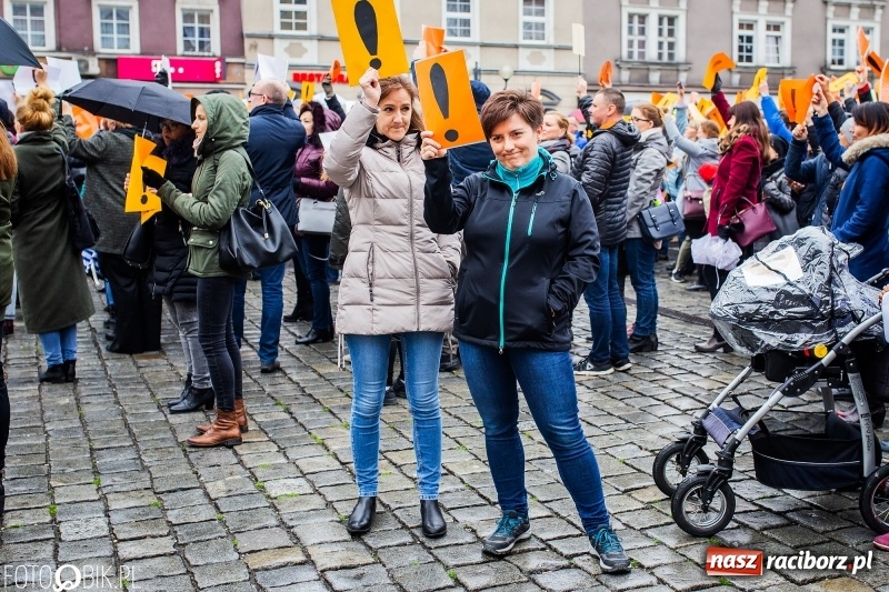 Zdjęcie w galerii na portalu naszraciborz.pl: Akcja WYKRZYKNIK! Nauczycielski PROTEST na raciborskim rynku [FOTO, WIDEO i SONDA] wiadomości z regionu