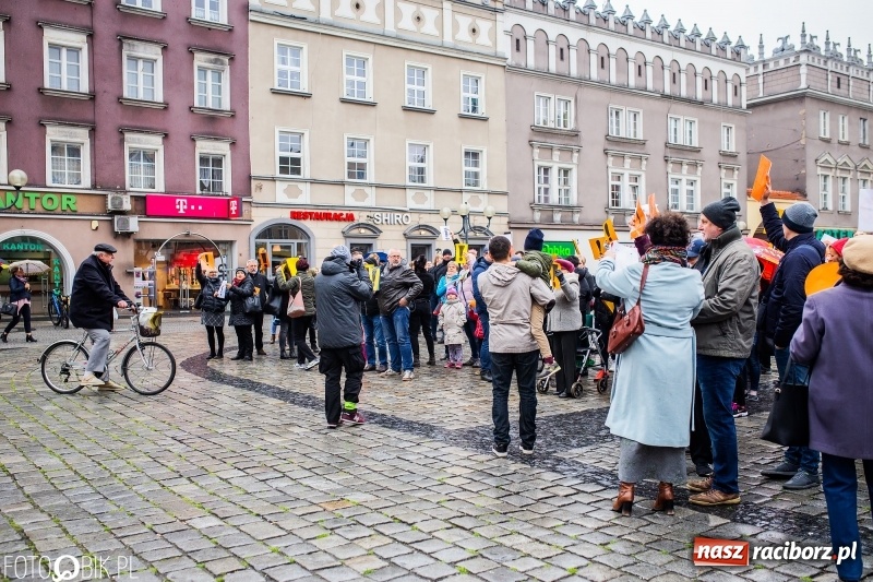 Zdjęcie w galerii na portalu naszraciborz.pl: Akcja WYKRZYKNIK! Nauczycielski PROTEST na raciborskim rynku [FOTO, WIDEO i SONDA] wiadomości z regionu