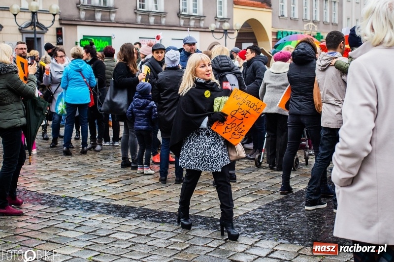 Zdjęcie w galerii na portalu naszraciborz.pl: Akcja WYKRZYKNIK! Nauczycielski PROTEST na raciborskim rynku [FOTO, WIDEO i SONDA] wiadomości z regionu