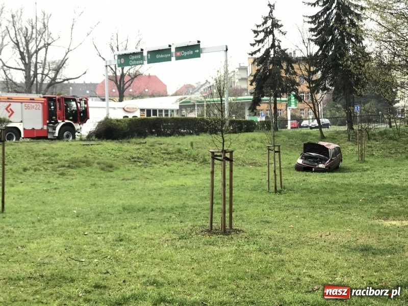 Zdjęcie w galerii na portalu naszraciborz.pl: Renault clio z matką i dzieckiem wypadło z Odrostrady [FOTO]  wiadomości z regionu