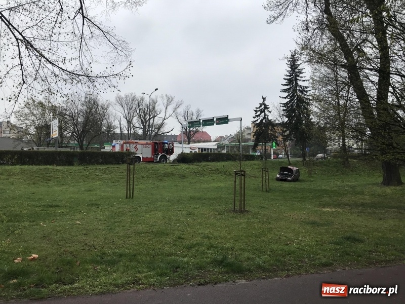 Zdjęcie w galerii na portalu naszraciborz.pl: Renault clio z matką i dzieckiem wypadło z Odrostrady [FOTO]  wiadomości z regionu