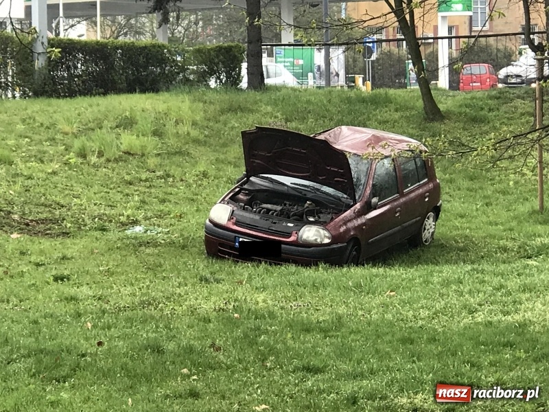 Zdjęcie w galerii na portalu naszraciborz.pl: Renault clio z matką i dzieckiem wypadło z Odrostrady [FOTO]  wiadomości z regionu