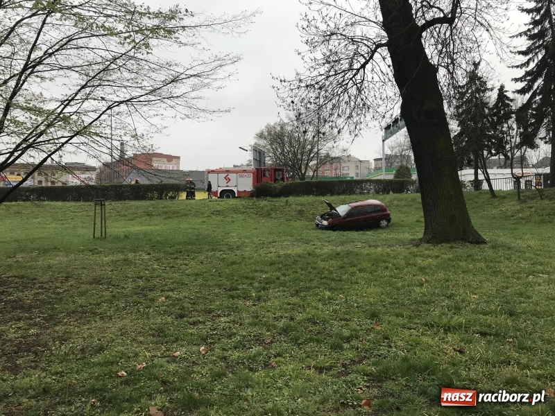 Zdjęcie w galerii na portalu naszraciborz.pl: Renault clio z matką i dzieckiem wypadło z Odrostrady [FOTO]  wiadomości z regionu