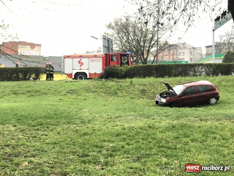 Zdjęcie w galerii na portalu naszraciborz.pl: Renault clio z matką i dzieckiem wypadło z Odrostrady [FOTO]  wiadomości z regionu