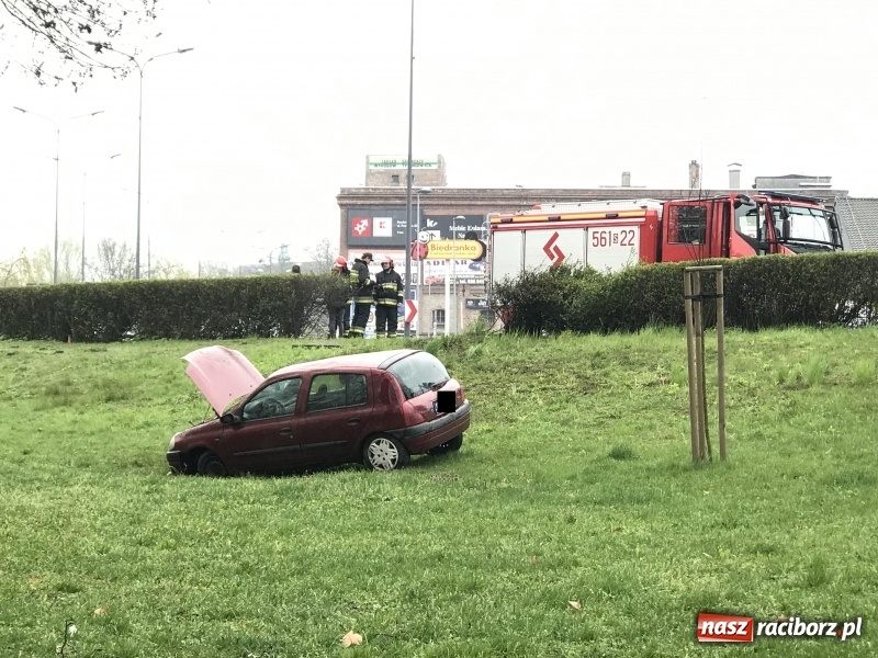 Zdjęcie w galerii na portalu naszraciborz.pl: Renault clio z matką i dzieckiem wypadło z Odrostrady [FOTO]  wiadomości z regionu