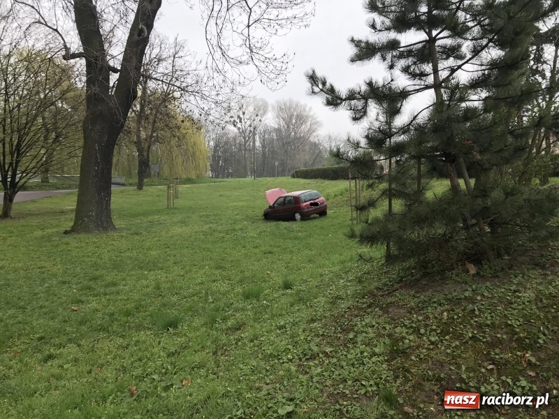 Zdjęcie w galerii na portalu naszraciborz.pl: Renault clio z matką i dzieckiem wypadło z Odrostrady [FOTO]  wiadomości z regionu