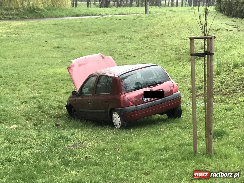 Zdjęcie w galerii na portalu naszraciborz.pl: Renault clio z matką i dzieckiem wypadło z Odrostrady [FOTO]  wiadomości z regionu