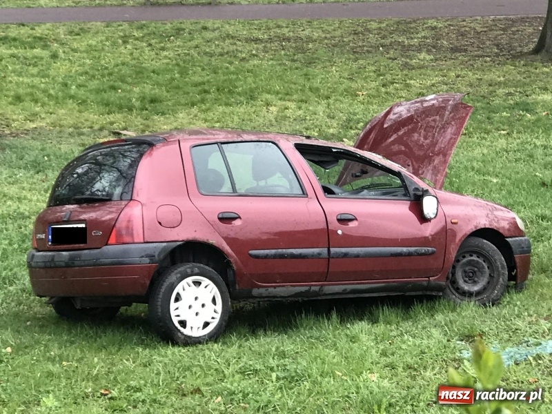 Zdjęcie w galerii na portalu naszraciborz.pl: Renault clio z matką i dzieckiem wypadło z Odrostrady [FOTO]  wiadomości z regionu