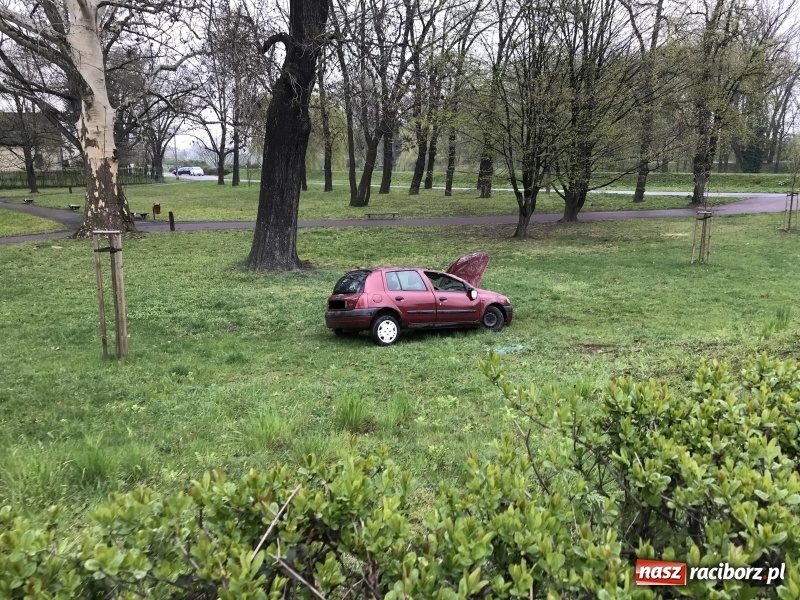 Zdjęcie w galerii na portalu naszraciborz.pl: Renault clio z matką i dzieckiem wypadło z Odrostrady [FOTO]  wiadomości z regionu