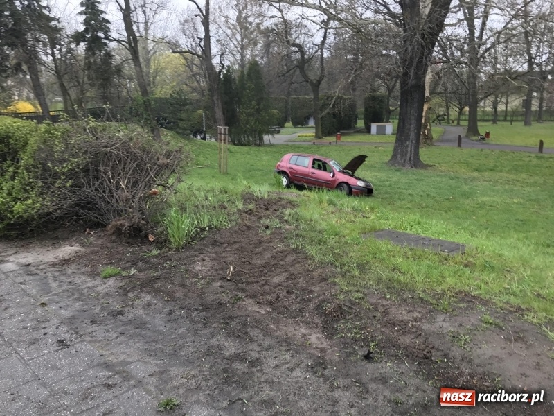 Zdjęcie w galerii na portalu naszraciborz.pl: Renault clio z matką i dzieckiem wypadło z Odrostrady [FOTO]  wiadomości z regionu