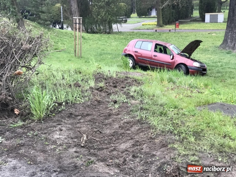Zdjęcie w galerii na portalu naszraciborz.pl: Renault clio z matką i dzieckiem wypadło z Odrostrady [FOTO]  wiadomości z regionu