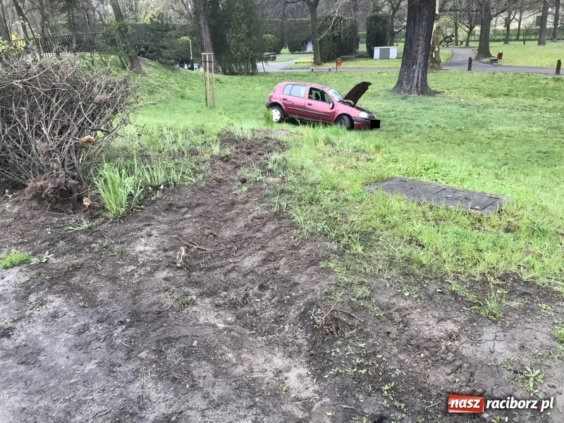 Zdjęcie w galerii na portalu naszraciborz.pl: Renault clio z matką i dzieckiem wypadło z Odrostrady [FOTO]  wiadomości z regionu